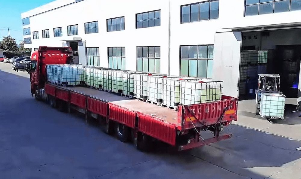 Клиент на первом месте: пенообразователь по индивидуальному заказу загружен и готов к отправке на объект клиента.